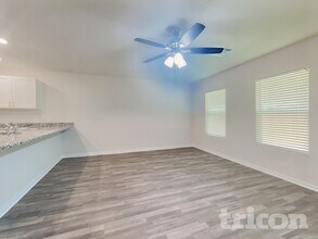 10050 Cerritos dr in Cut And Shoot, TX - Foto de edificio - Building Photo