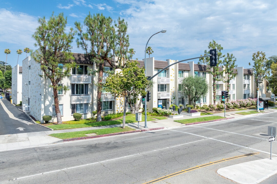 La Villa Lake - 55 + and Better in Pasadena, CA - Building Photo