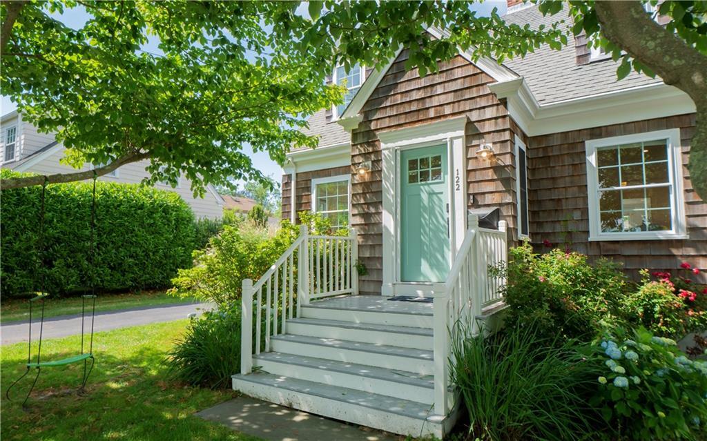122 Ruggles Ave in Newport, RI - Building Photo