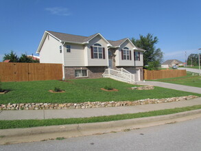 102 Charlotte Cir in St. Robert, MO - Building Photo - Building Photo