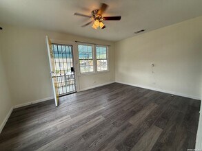 3103 Neptune St in San Antonio, TX - Foto de edificio - Building Photo