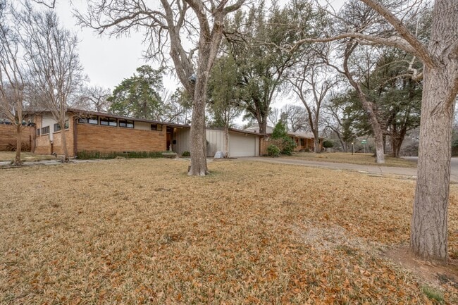 524 N Manus Dr in Dallas, TX - Building Photo - Building Photo