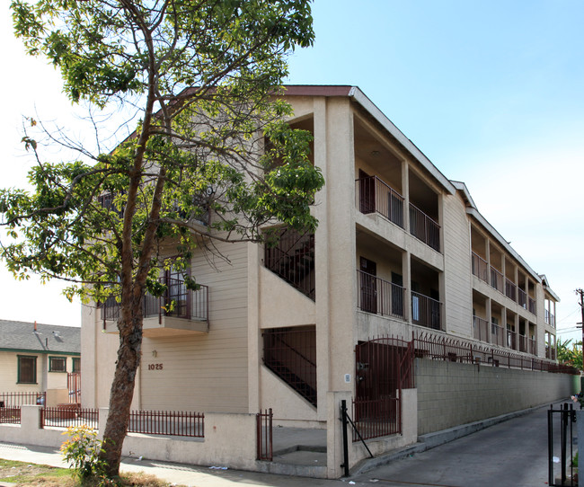 1025 Gaviota Ave in Long Beach, CA - Foto de edificio - Building Photo