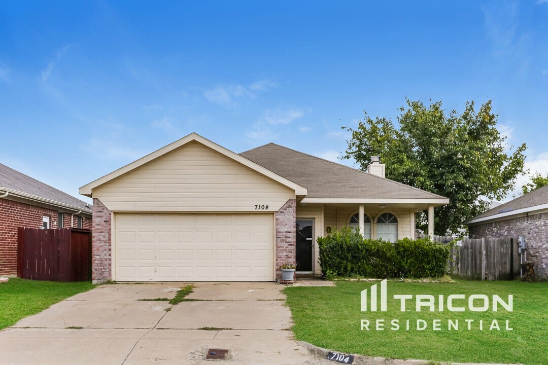 7104 Park Creek Dr in Fort Worth, TX - Building Photo