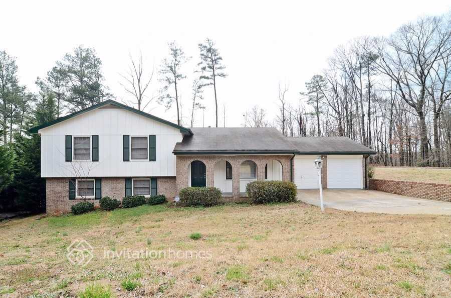 3890 Benchmark Dr in College Park, GA - Building Photo