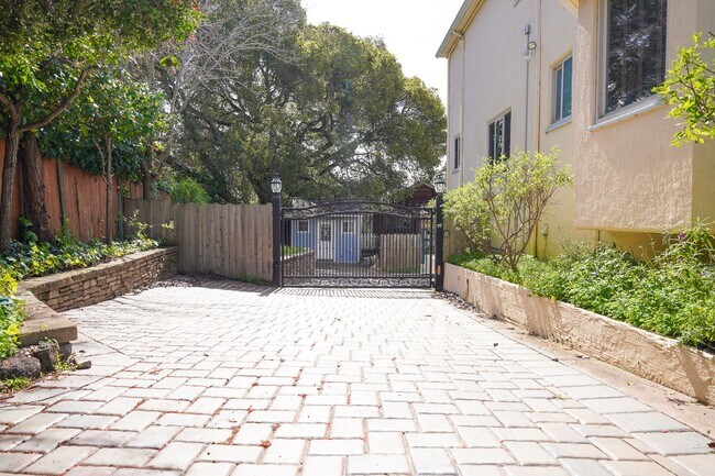 2010 Yolo Ave in Berkeley, CA - Building Photo - Building Photo