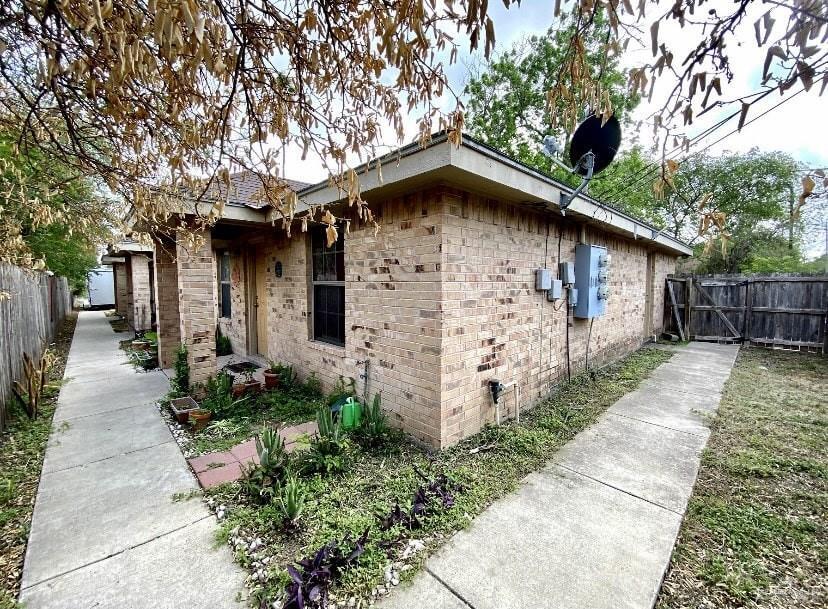 2410 W Hackberry Ave in McAllen, TX - Building Photo