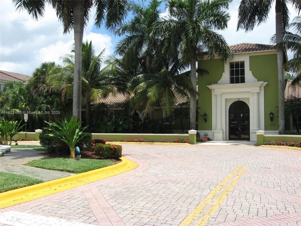 2090 W Preserve Way in Miramar, FL - Building Photo