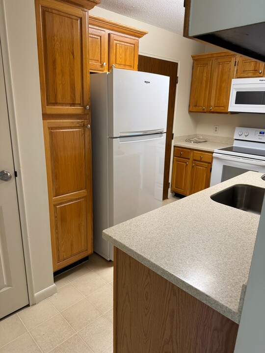 10 Hemlock St in Worcester, MA - Building Photo