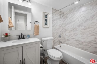 1623 Menlo Ave in Los Angeles, CA - Building Photo - Building Photo