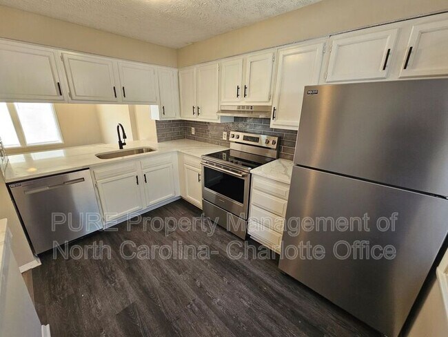 9445 Lexington Cir in Charlotte, NC - Building Photo - Building Photo