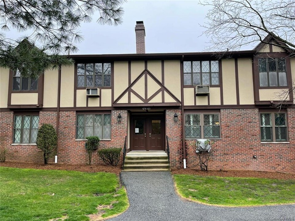 426 Sierra Vista Ln in Valley Cottage, NY - Foto de edificio