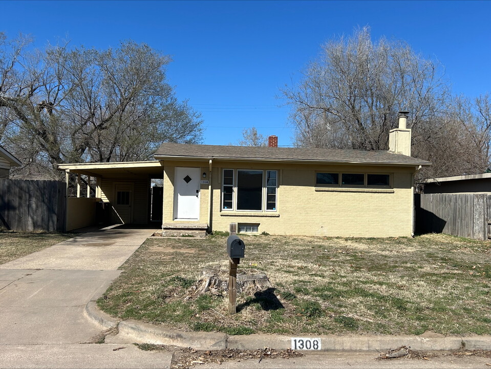 1308 E Catalina St in Wichita, KS - Foto de edificio