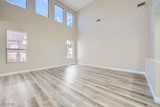 9272 W Viking Rd in Las Vegas, NV - Foto de edificio - Building Photo