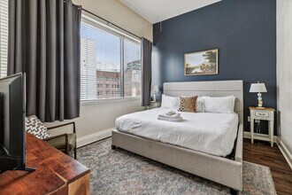 925 Common St in New Orleans, LA - Building Photo - Building Photo