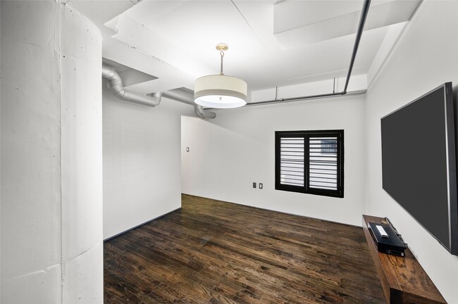 property at 1025 S Shepherd Dr