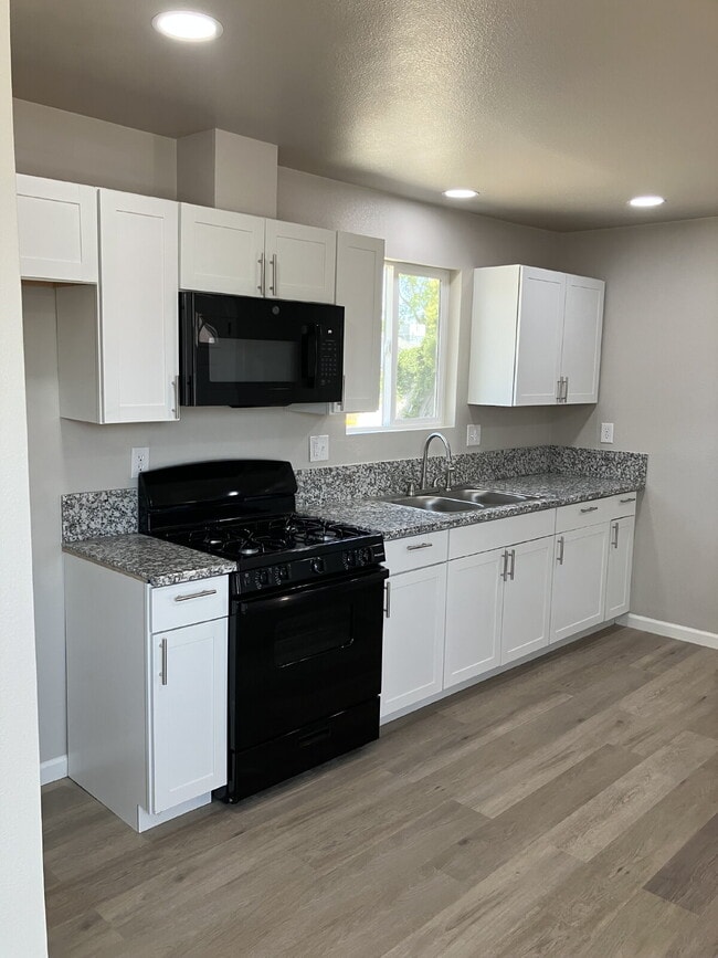 1855 D St in Merced, CA - Building Photo - Building Photo