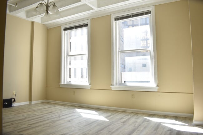property at 32 Peachtree St NW