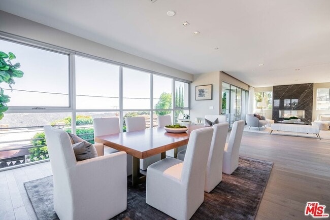 2391 Roscomare Rd in Los Angeles, CA - Foto de edificio - Building Photo