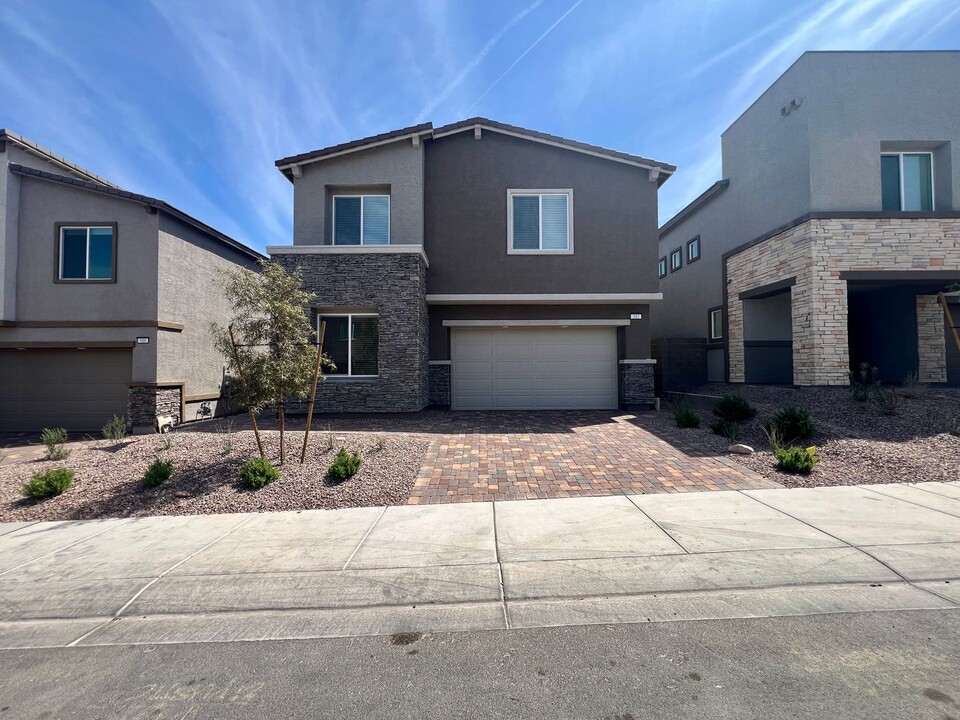 312 Mount Tyndall St in Henderson, NV - Foto de edificio