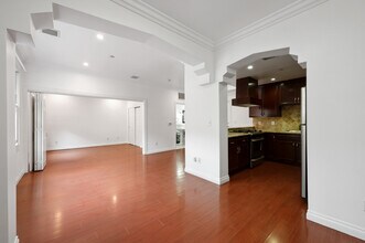1236 N Flores St in West Hollywood, CA - Building Photo - Interior Photo