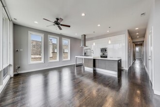 2547 W Augusta Blvd in Chicago, IL - Building Photo - Building Photo