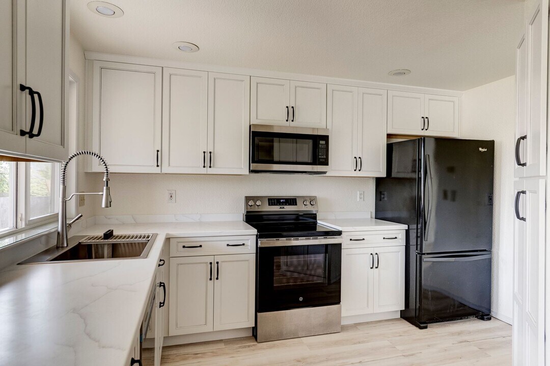 418 SW Erie Cir in Oak Harbor, WA - Building Photo