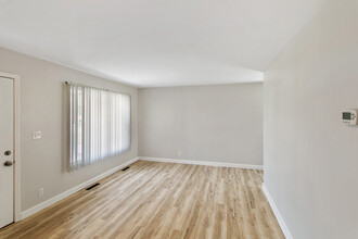 215 E Maxon Ln in Streamwood, IL - Building Photo - Building Photo