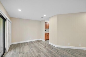 11 Lexington Ln E in Palm Beach Gardens, FL - Building Photo - Building Photo