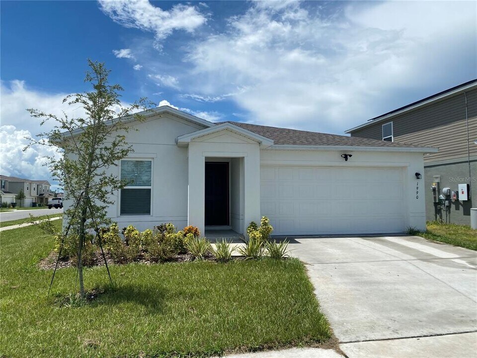 1990 Iowa Dr in Sumterville, FL - Building Photo