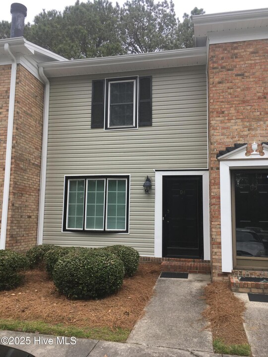 100 Laura Ln in Greenville, NC - Building Photo