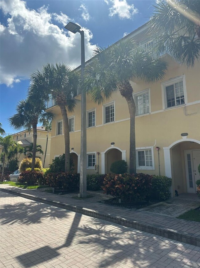 2012 NE 167th St in North Miami Beach, FL - Building Photo - Building Photo