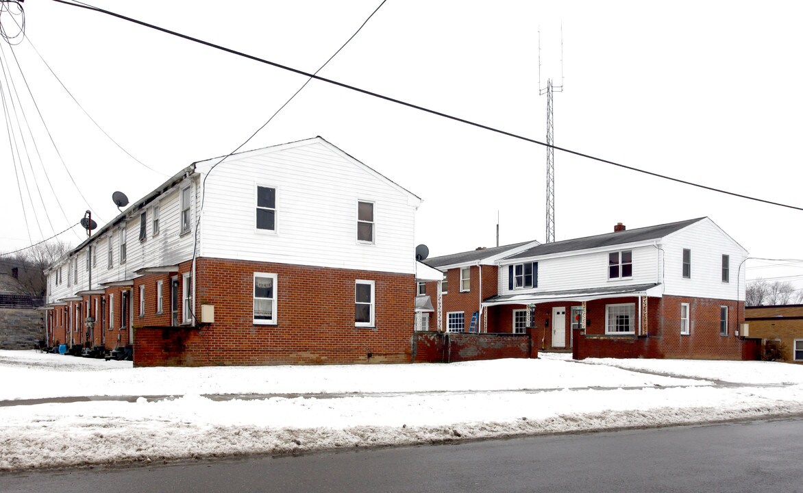 105 E Main St in East Palestine, OH - Building Photo