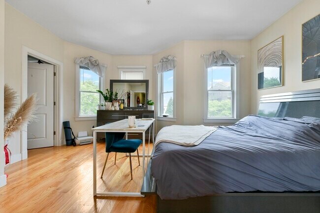 327 W Broadway, Unit 1 in Boston, MA - Building Photo - Building Photo
