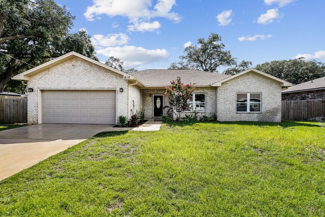 815 Hilltop Rd in Mary Esther, FL - Building Photo