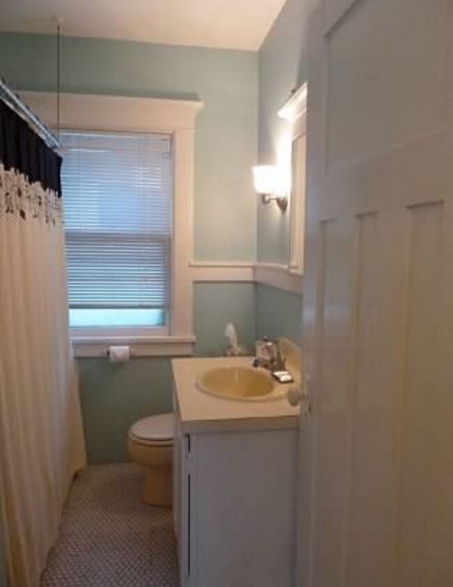 43 Atlantic Ave, Unit Lower