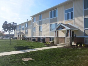 Lakeshore Beach in Cleveland, OH - Foto de edificio - Building Photo