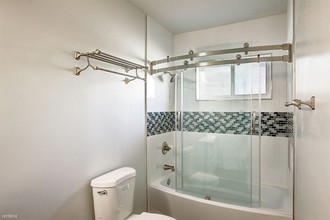 Sunshine Apartments in Phoenix, AZ - Building Photo - Interior Photo