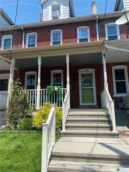 37 E Evergreen St in Nazareth, PA - Building Photo