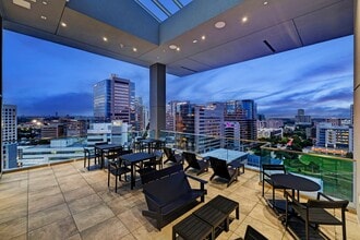 Life Tower in Houston, TX - Foto de edificio - Building Photo