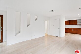 110 Dudley Ave in Los Angeles, CA - Building Photo - Building Photo