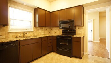 3200 Duval St in Austin, TX - Foto de edificio - Building Photo