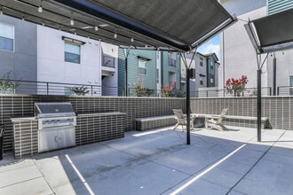 Tesoro Apartments in Manteca, CA - Foto de edificio - Building Photo