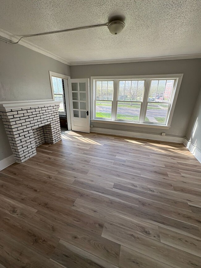 property at 805 W 4th St