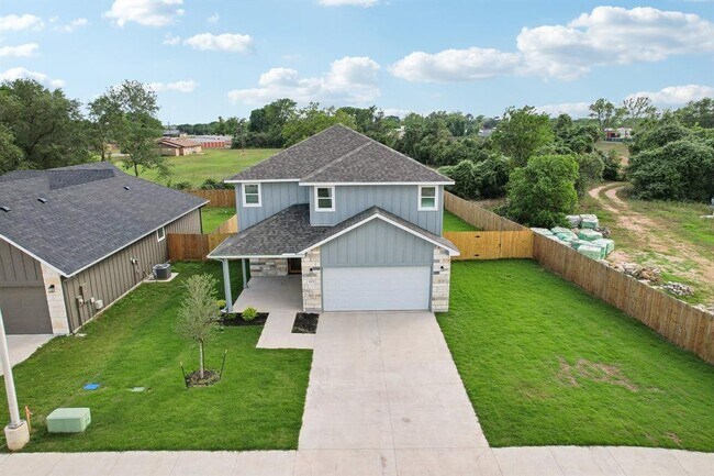 113 Callie St in Smithville, TX - Building Photo - Building Photo