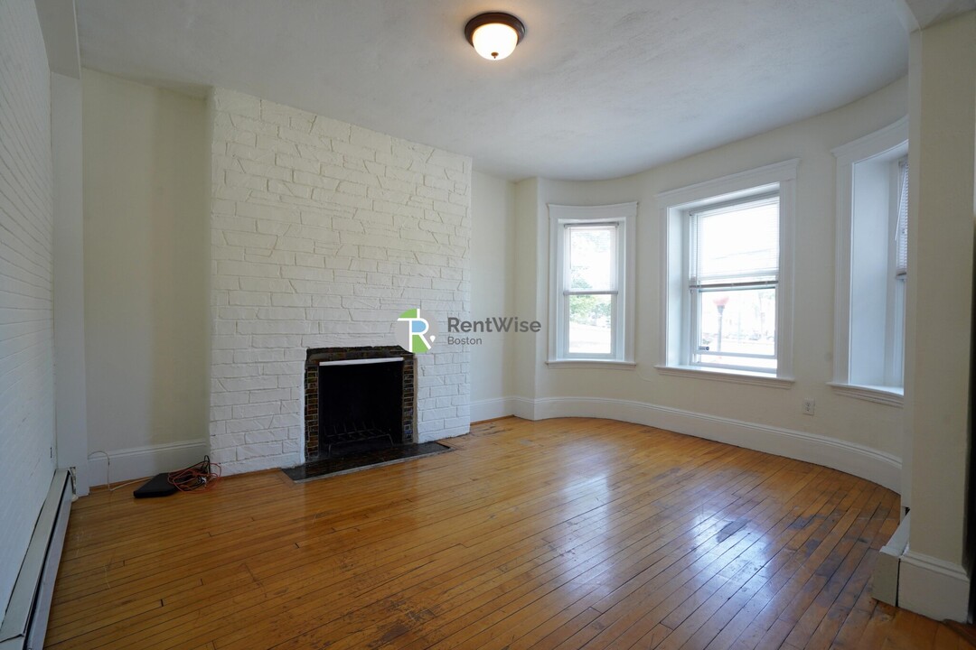 1322 Commonwealth Ave in Boston, MA - Building Photo