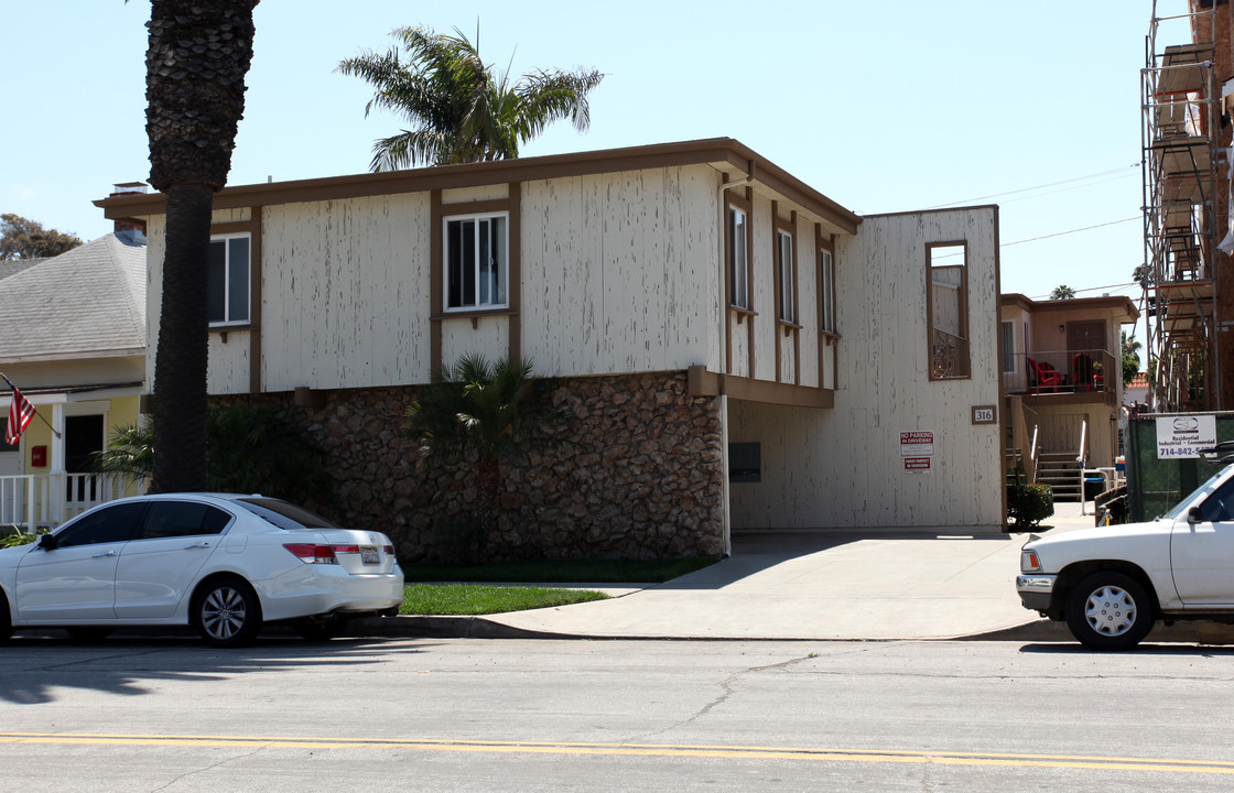 316 11th St in Huntington Beach, CA - Building Photo