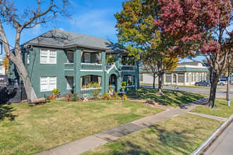 CREST MANOR in Dallas, TX - Foto de edificio - Building Photo