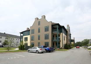 Seaside Village in Niantic, CT - Foto de edificio - Building Photo