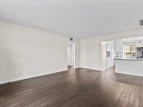 312 N Louise St, Unit Unit 210 in Glendale, CA - Foto de edificio - Building Photo